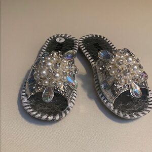MUGUAN Glittery Silver Pearl Embellished Slides